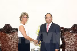 政府总理阮春福（右）会见西班牙新任驻越大使帕洛普。（图片来源：越通社）