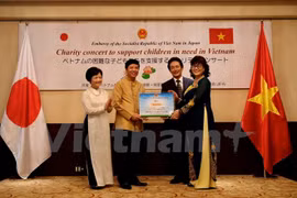 越南驻日本大使阮国强(左二）向日本国际友好协会代表颁发总额为600万日元的善款。