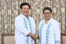 越南政府副总理兼外长范平明​与印尼外长雷特诺·马苏迪​​举行双边会晤（图片来源：​越南外交部）