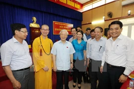 越共中央总书记阮富仲同河内市国会代表团与河内市二征夫人选民接触。