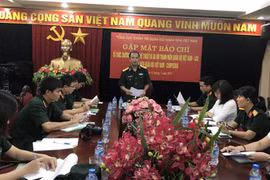 越南人民军总政治局军队青年委员会主任丁国雄上校在新闻发布会上发表讲话。