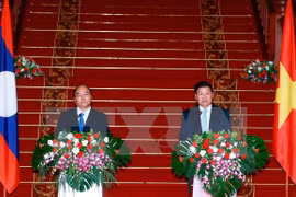 越南政府总理阮春福与老挝总理通伦·西苏里。