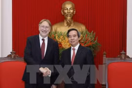 越共中央经济部部长阮文平会见欧洲议会国际贸易委员会主席博纳德•朗耶。（图片来源：越通社）