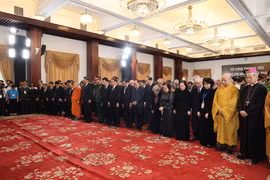 胡志明市市委、人民议会、人民委员会、祖国阵线代表团及各界人士在胡志明市统一会场默哀一分钟，送别阮富仲总书记回到最后安息之地。图自越通社