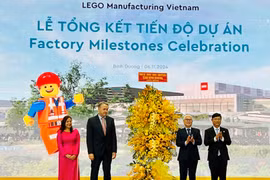 平阳省领导送花篮祝贺乐高越南制造工厂 。图自越共电子报