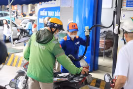 9月26日15时起越南各类成品油零售价继续上调。图自越通社