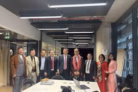 得乐省邦美蜀市人民委员会代表团和巴黎规划局代表合影。图自越通社