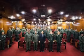出席纪念越南人民军成立80周年座谈会的代表。图自越通社