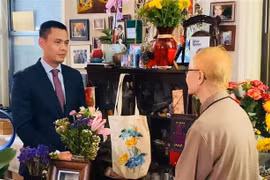 越南常驻联合国代表团团长邓黄江大使（左）和梅尔·拉特纳的丈夫、纽约大学教授吴青闲。图自越通社