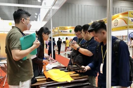 系列皮革与鞋业展会的展位。图自越通社