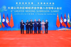 出席大湄公河次区域经济合作第八次领导人会议的各国代表合影。图自越通社