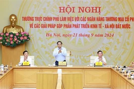 范明政总理与商业银行召开会议。图自越通社