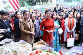 越共中央总书记苏林夫人吴芳璃，政府副总理兼外交部部长裴青山夫人武氏碧玉等代表出席2024年国际美食节。图自越通社