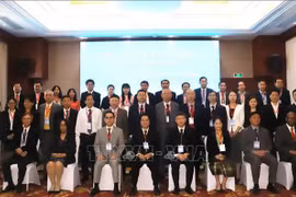 出席第十届社会主义国际论坛的代表合影。图自越通社