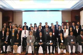 出席第十届社会主义国际论坛的代表合影。图自越通社