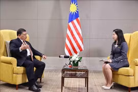 马来西亚国会下议院议长佐哈里于10月24日就此访的意义以及越南与马来西亚的战略伙伴关系接受媒体采访。图自越通社