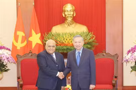 越共中央总书记、国家主席苏林在越共中央总部会见了古巴驻越南大使奥兰多·尼古拉斯·吉伦。图自越通社