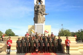 越南驻柬埔寨大使馆和武官处同简朴拆国防部代表在越柬友谊纪念碑前合影。图自越通社