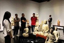 “南爵——土地之魂”展展出100多件独特的陶瓷艺术作品。图自越通社