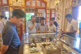 游客参观展览。图自越通社