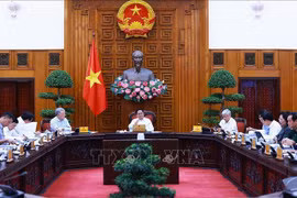 越南政府总理范明政在政府驻地主持召开有关在全国范围内为贫困户、相对贫困户清除临时房屋、破旧房屋的政府常务会议。图自越通社