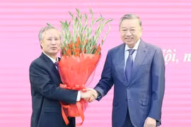 越共中央总书记苏林向陈国旺同志授予45年党龄纪念章。图自越通社