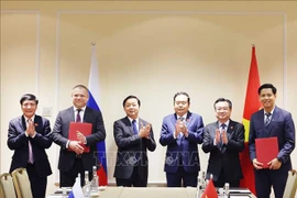 国会主席陈青敏和政府副总理陈红河出席越南与俄罗斯部分企业合作文件文本交换仪式。图自越通社