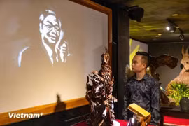 艺术家裴文嗣精心雕琢出全新作品《越南竹子》，表达对阮富仲总书记的深切缅怀与崇高敬意。图自Vietnam+