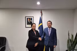 越南驻澳大利亚大使范雄心礼节性拜会瑙鲁共和国驻澳大利亚高级专员卡米拉·所罗门（Camilla Solomon）女士。图自越通社