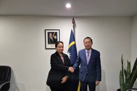 越南驻澳大利亚大使范雄心礼节性拜会瑙鲁共和国驻澳大利亚高级专员卡米拉·所罗门（Camilla Solomon）女士。图自越通社