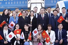 越南国会主席陈青敏偕夫人和越南国会高级代表团送行仪式。图自越通社