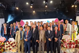 旅居捷克清化省同乡会新执行委员会成员合影。图自越通社