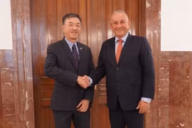 越南驻捷克大使杨怀南与捷克工业和贸易部部长约瑟夫·西凯拉。图自越通社