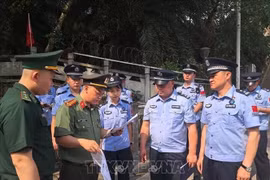 两国职能力量办理四名非法入境的中国人的移交手续。图自越通社转播