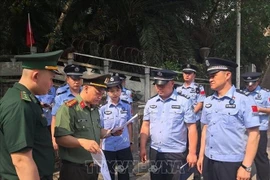 两国职能力量办理四名非法入境的中国人的移交手续。图自越通社转播