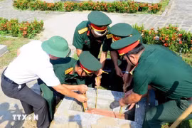 河静省为在老挝牺牲的志愿军和专家烈士举行追悼会和安葬仪式。图自越通社