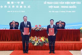 越南工贸部长阮鸿延与中国商务部部长王文涛在越南政府总理范明政和中国国务院总理李强的见证下交换了两份合作文件。图自越通社