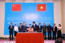 越南莱州省经济区管理委员会与中国云南省金平县人民政府合作备忘录签约仪式在莱州省举行。图自越通社