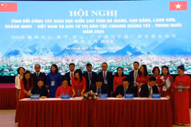 双方在会议上签署了关于发展越南四省与中国广西壮族自治区友好关系与教育合作的谅解备忘录。图自越通社