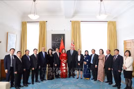 越南国会副主席阮氏清和国会代表团与新西兰议会议长格里·布朗利合影。图自越通社