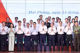 越共中央总书记苏林和代表合影。图自越通社