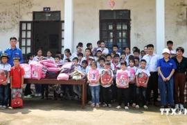 越通社代表团向北江省山洞县安乐小学学生赠送学习用品。图自越通社