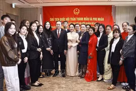 越南国会主席陈青敏和夫人与旅日越南人会面。图自越通社