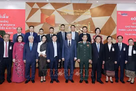 国家主席苏林和老挝星光电信公司干部及人员合影。图自越通社