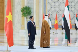 阿联酋副总统谢赫·曼苏尔·本·扎耶德·阿勒纳哈扬（Sheikh Mansour bin Zayed Al Nahyan）主持仪式，欢迎越南政府总理范明政及夫人和越南高级代表团对阿联酋进行正式访问。图自越通社