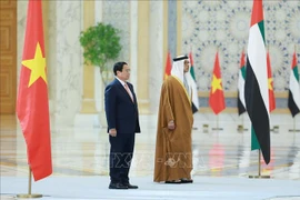 阿联酋副总统谢赫·曼苏尔·本·扎耶德·阿勒纳哈扬（Sheikh Mansour bin Zayed Al Nahyan）主持仪式，欢迎越南政府总理范明政及夫人和越南高级代表团对阿联酋进行正式访问。图自越通社