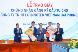 海防市人民委员会向LG Innotek越南有限责任公司颁发项目增资调整许可证。图自laodong.vn