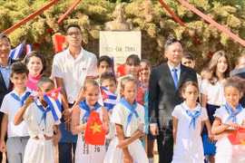 古巴与各民族友好研究院（ICAP）同越南驻古巴大使馆代表已前往哈瓦那胡志明公园，向胡志明主席塑像献花。图自越通社