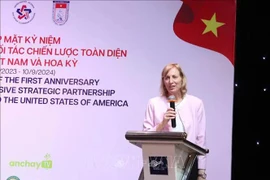 美国驻胡志明市总领事苏珊·伯恩斯发表讲话。图自越通社