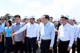 越南国会主席陈青敏在同奈省实地考察隆城国际机场建设投资项目。图自daibieunhandan.vn